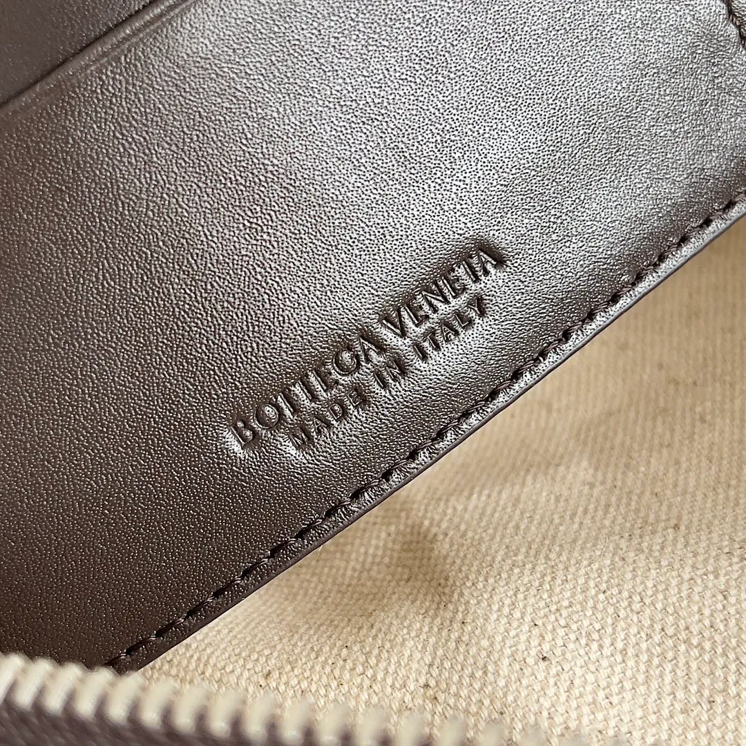 Batch 1660 BOTTEGA VENETA new men's INTRECCIATO woven wristband clutch bag. This is a clutch bag that can be hung on the wrist. It is more portable than other clutch bags. It can also hold some daily necessities. It is small and does not take up space to carry with you. The cow leather is durable and rich in texture. The classic weave is low-key and high-end. There are six card slots inside, which is very suitable for storing various cards such as ID cards and driver's licenses when traveling✈️ Style number: 777390 Size: 25*15*6.5cm